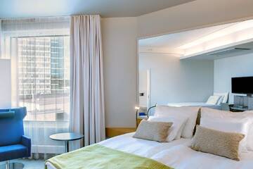 Фото номера Трехместный номер Отель Solo Sokos Hotel Paviljonki г. Йювяскюля 2