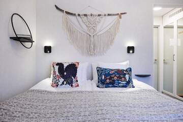 Фото номера Двухместный номер с 1 кроватью или 2 отдельными кроватями Отель Boutique Hotel Yöpuu г. Йювяскюля 2